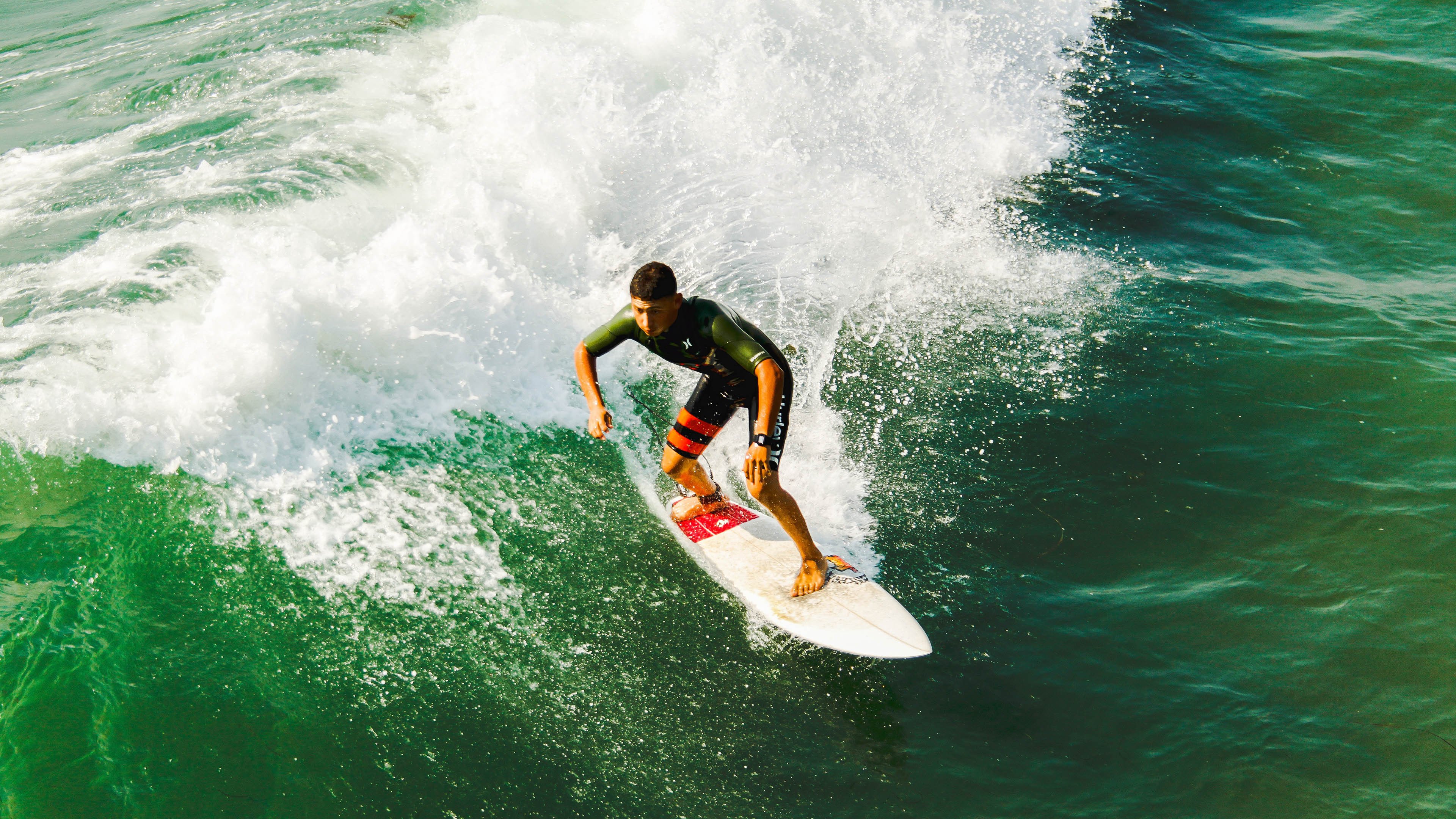 当巴格达的篮球奇迹遇见曼城的绿茵主宰,唯一性夜晚的双重奏