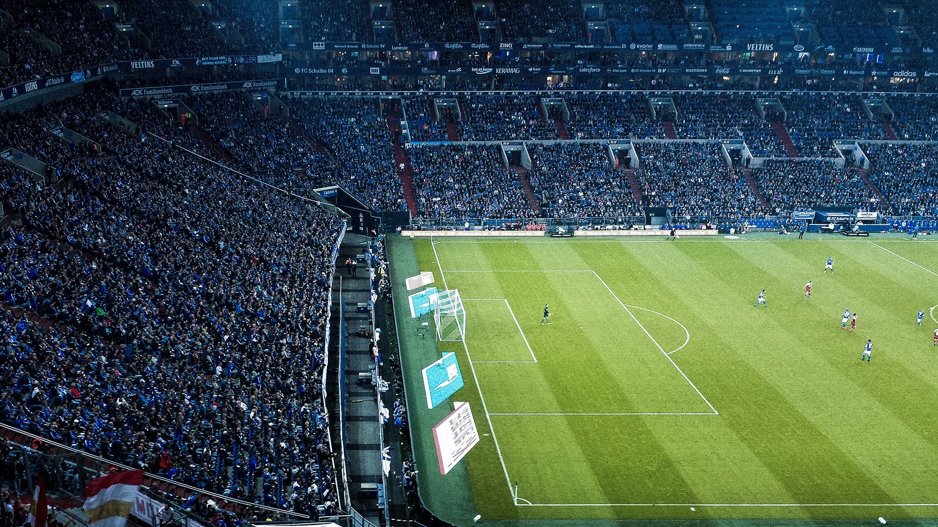 双线鏖战，绿茵场的意志与球台前的统治